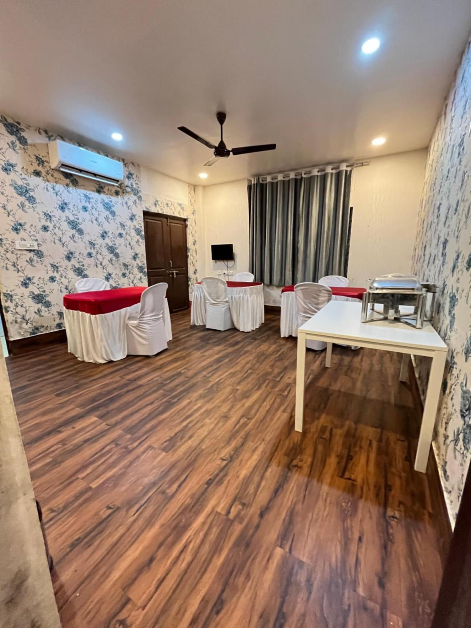 Hotel Aditya Palace Guwahati Exterior foto